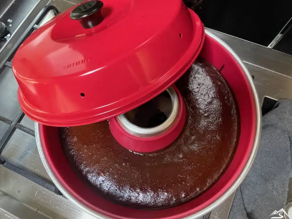 Controle de la cuisson du gâteau au chocolat à la patate douce