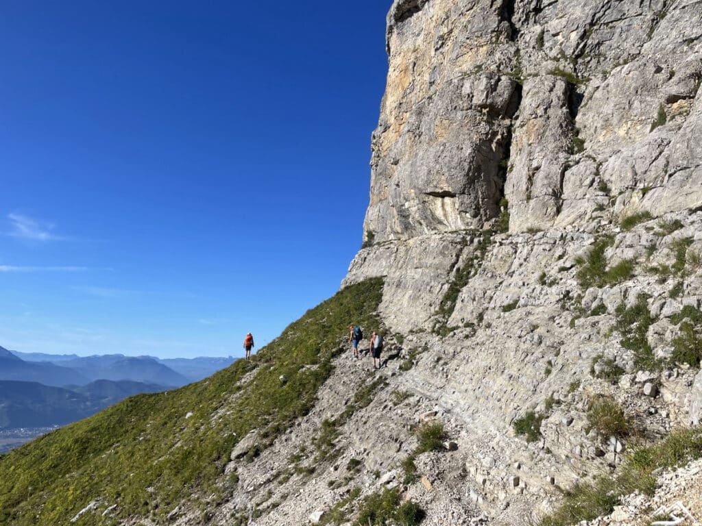 Passage de vire pour ce Hike and Fly à la Dent de Crolles