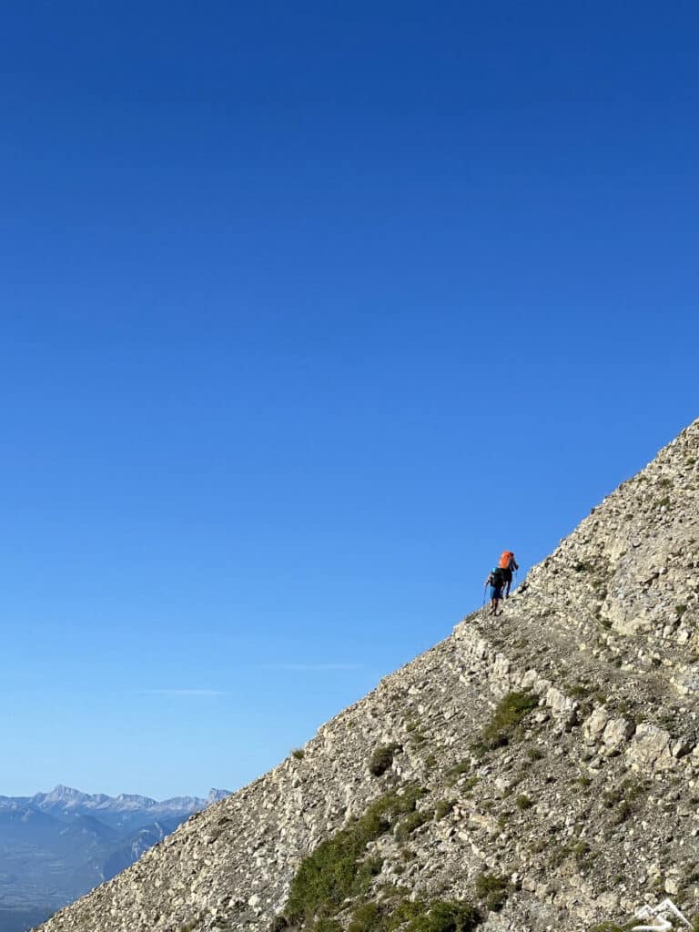 Sentier suspendu pendant ce Hike and Fly à la dent de Crolles