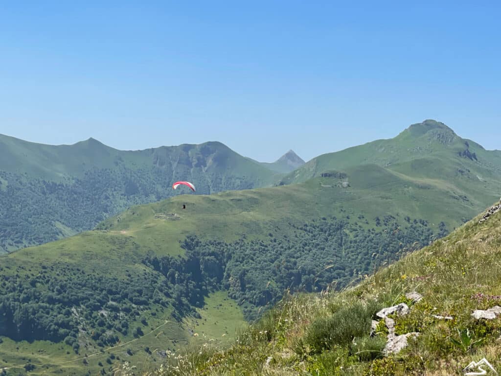 Mika avec le Puy Mary en arrière plan