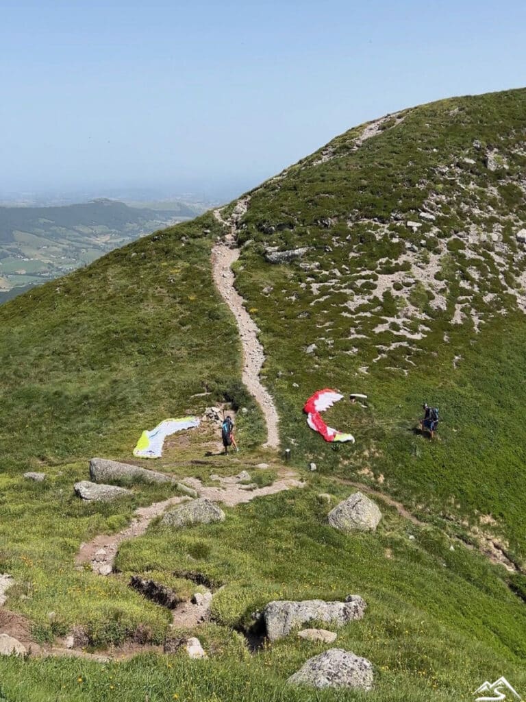 Col où Sev et Mika vont décoller, sous Puy de Peyre Arse
