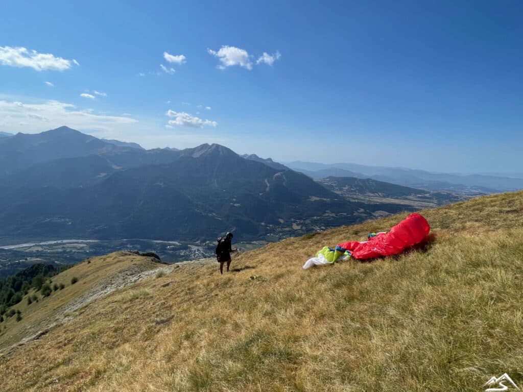 Mika en pleine préparation pour son décollage depuis le sommet du Palastre