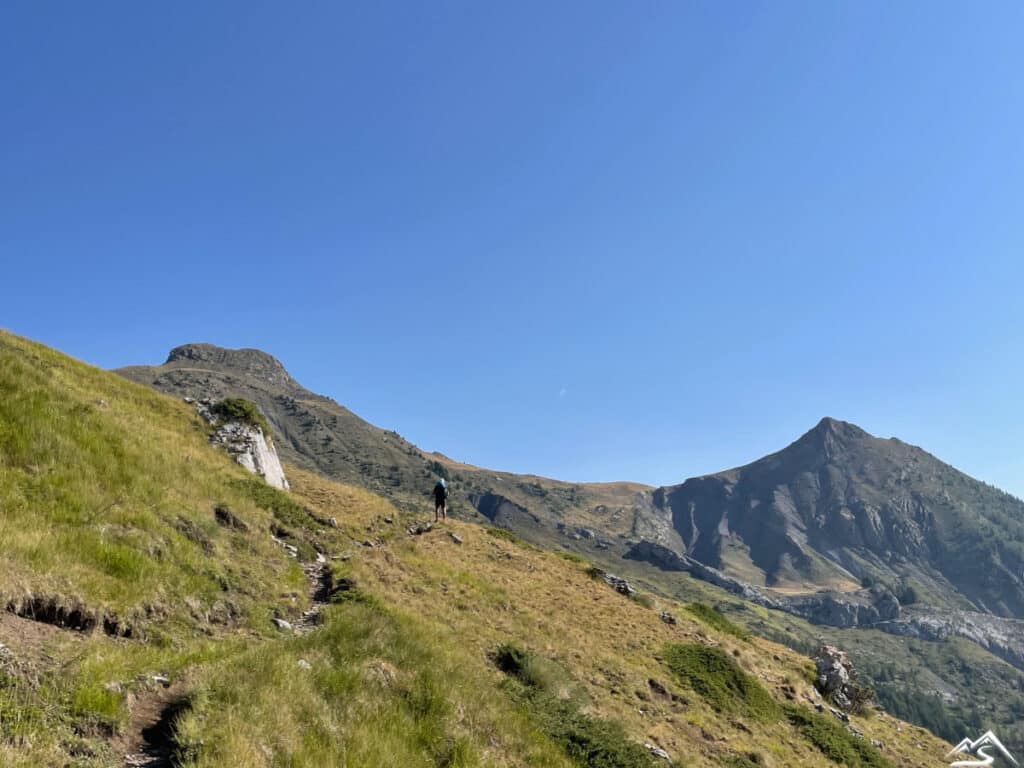 Sentier de montée pour ce Hike and Fly au Palastre avec vue sur le Poursterle